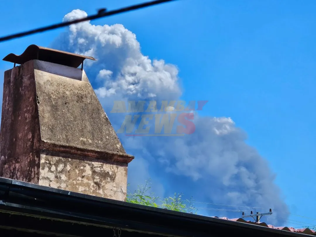 Reportan incendio de gran magnitud en depósito de neumáticos