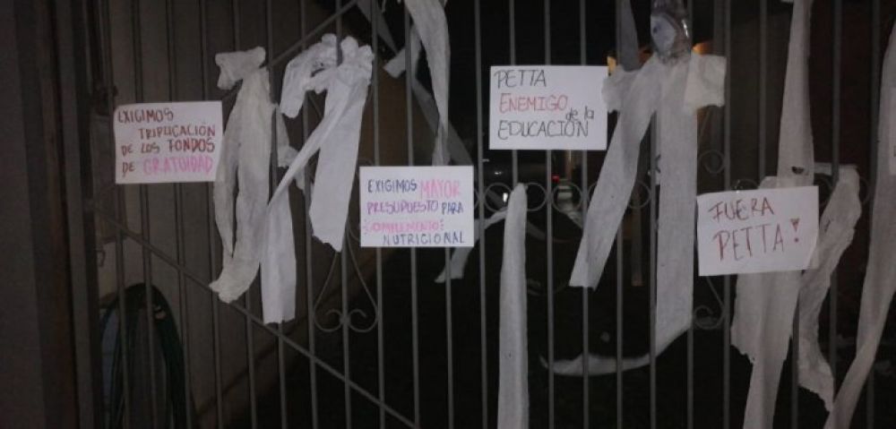 Estudiantes escrachan a Eduardo Petta y empapelan su casa