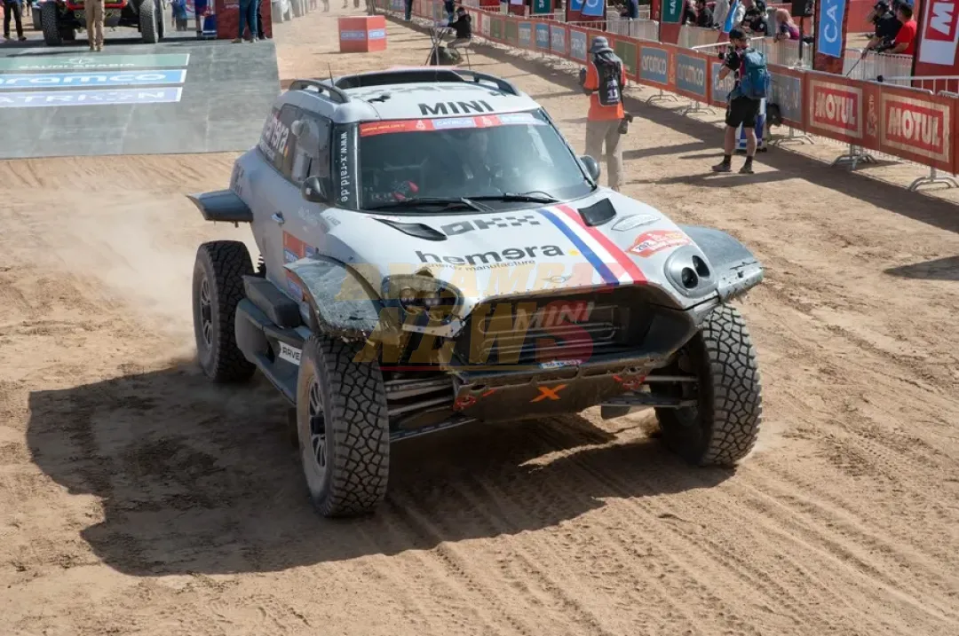 Rally Dakar: El francés Chicherit domina en coches con un gran quinto puesto de Cristina Gutiérrez