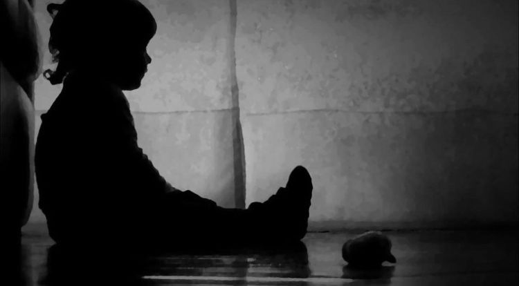 Pillan a depravado abusando de niño con Síndrome de Down