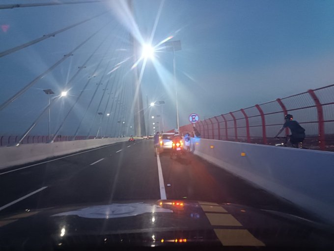 Puente Héroes del Chaco: detenerse y farrear en la banquina está prohibido, recuerdan