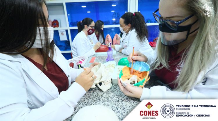 Cones advierte con clausurar carreras a universidades no acreditadas