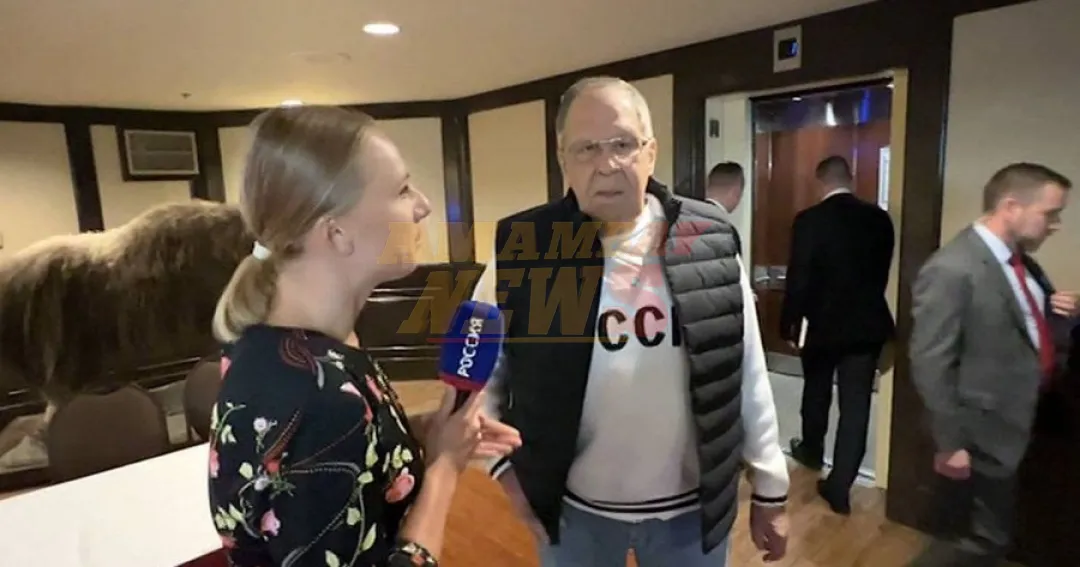 El canciller de Putin llegó a la cumbre con Trump con una remera de la Unión Soviética