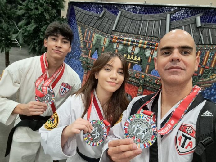 Taekwondistas retornan de Arizona con medallas de justa mundial ATA