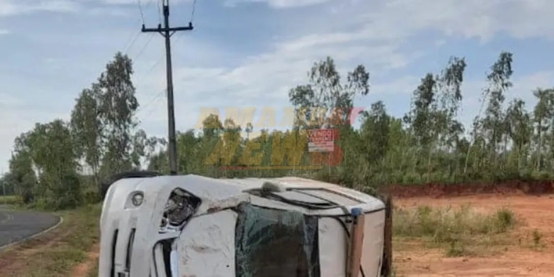Maniobra fallida del chofer provoca el vuelco de una ambulancia