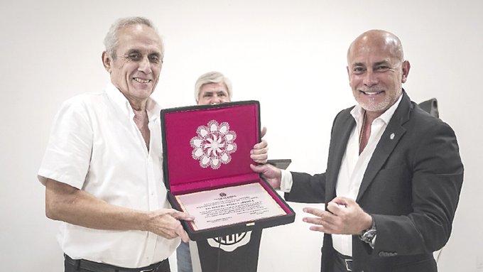 Con homenaje y números positivos se va Cardona