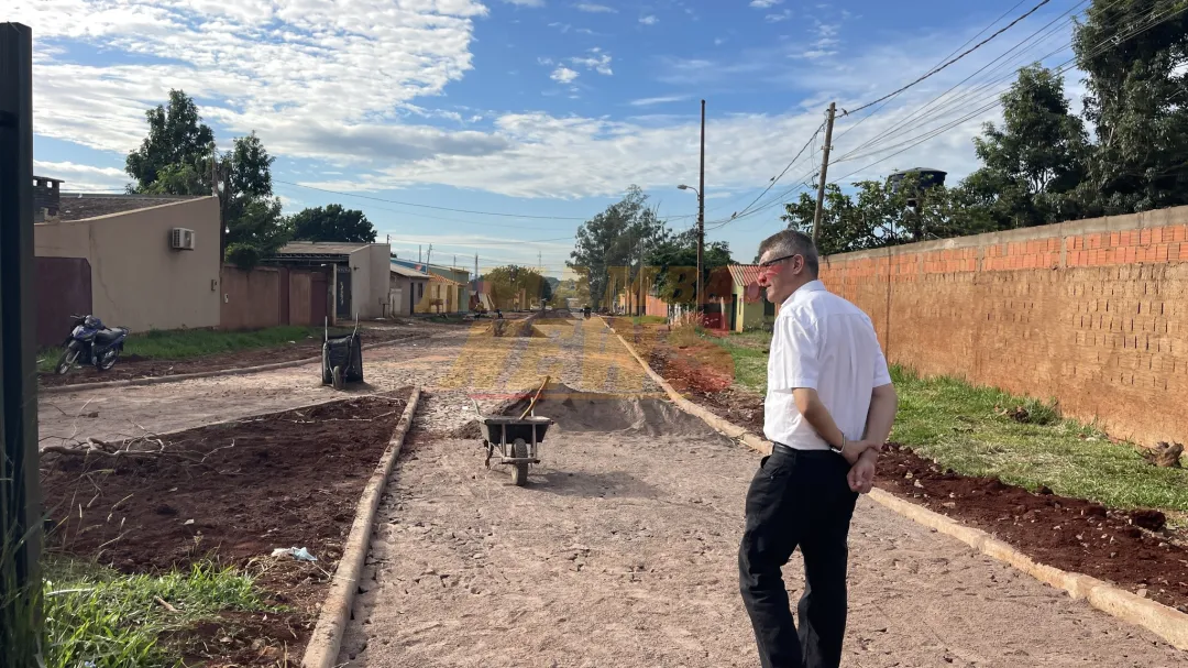 Intendente Acevedo visita obras de empedrados que se realizan en los barrios