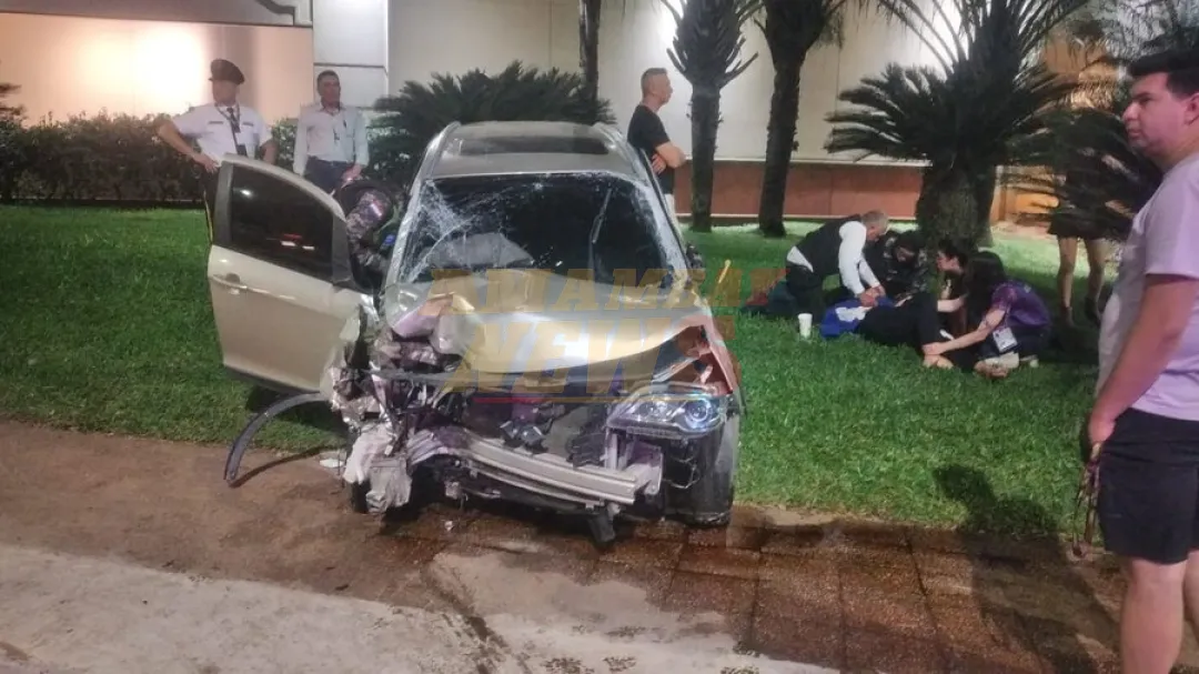 Mujer pierde el control de su camioneta y termina impactando contra un semáforo en San Lorenzo