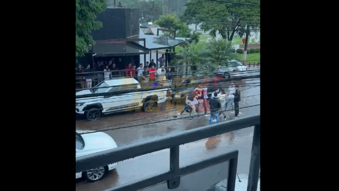 Video: Jóvenes se toman a golpes al salir de una discoteca en Pedro Juan Caballero