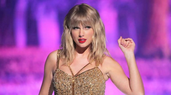 Taylor Swift amenaza con demanda a universitario que rastrea su avión