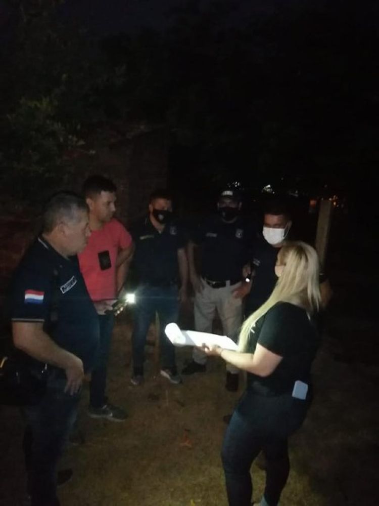 Detienen e imputan a madre y padrastro de menor a quién habrían filmado mientras tenía sexo