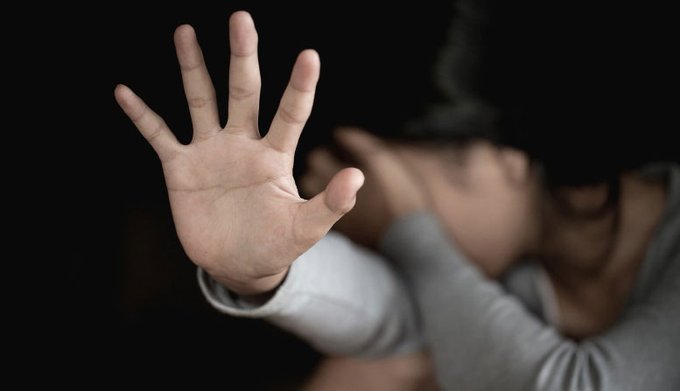 La Policía busca a un degenerado que abusó de su hija biológica y de su nieta