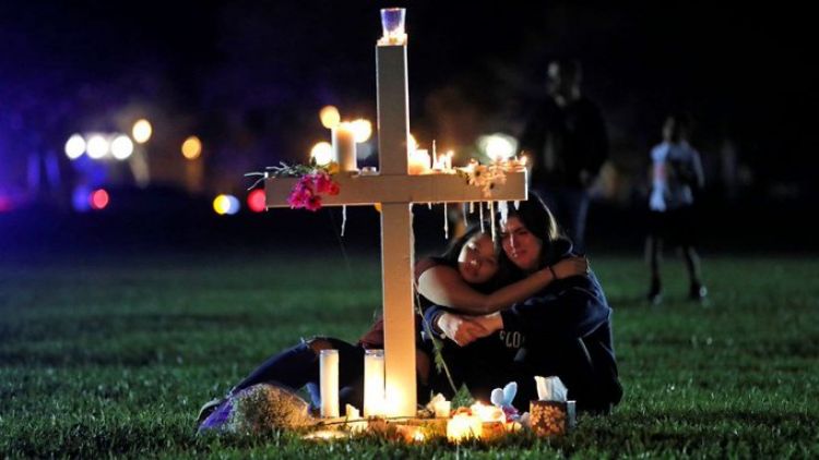 Conmemoran aniversario de masacre en escuela de Parkland