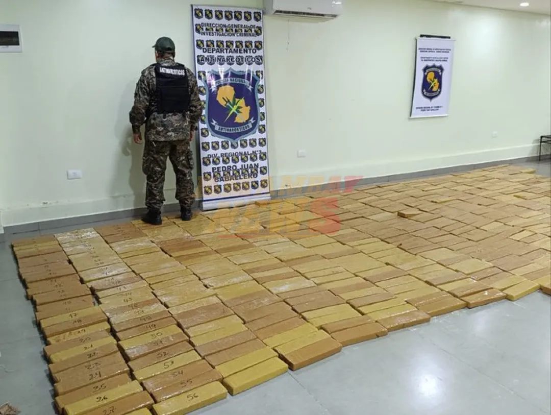Incautan dos camionetas tras persecución en Cerro Corá, una de ellas repleta de marihuana