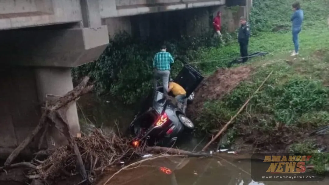 Médico sobrevive tras caer con su vehículo a un arroyo en Paraguarí