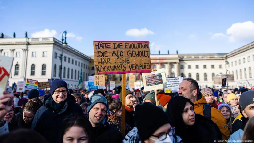 Miles de berlineses protestan contra la ultraderecha
