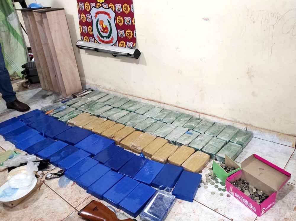 Incautan más de 90 kilos de cocaína, dos vehículos y una moto en allanamiento