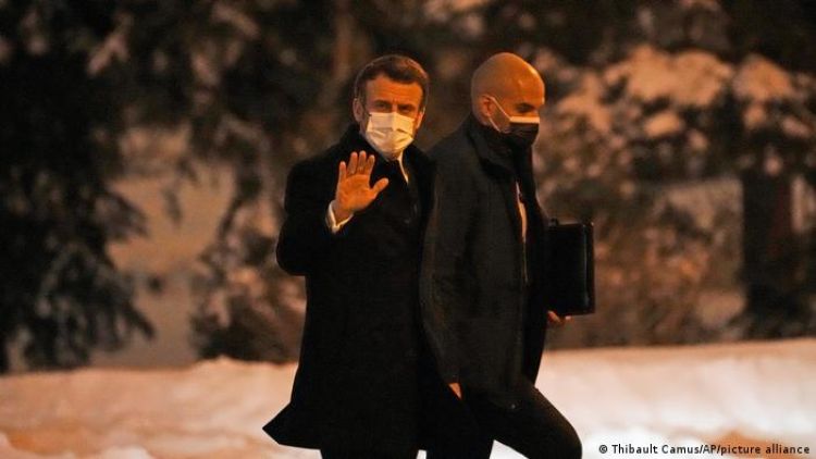 Macron llama a Putin a encontrar una solución que evite una guerra
