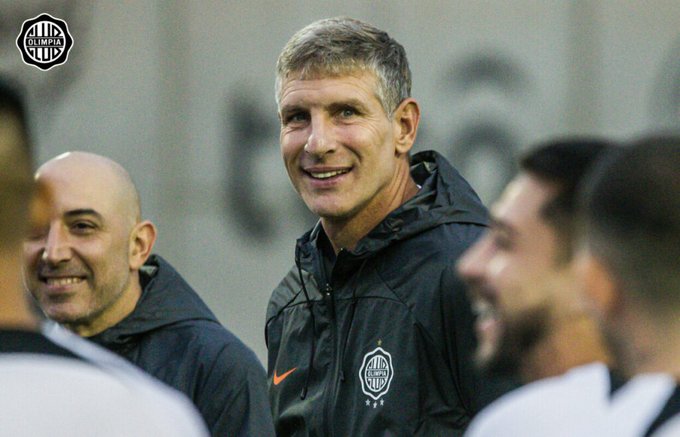 Olimpia intima a una marca deportiva utilizada por Martín Palermo
