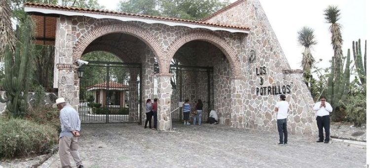 Vicente Fernández fue sepultado en su rancho Los Tres Potrillos