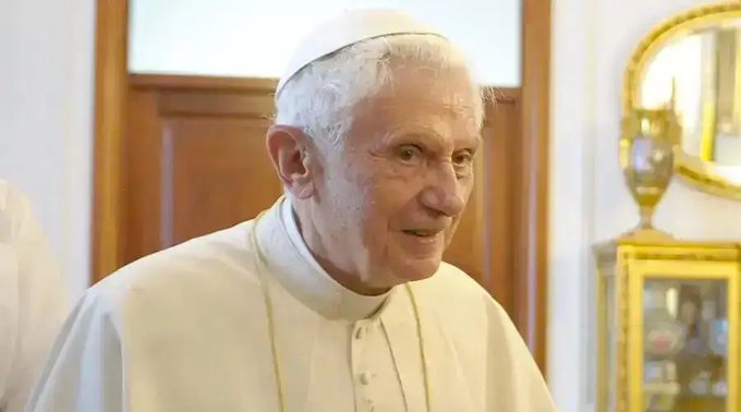 Benedicto XVI sigue «grave pero estable», informó el Vaticano