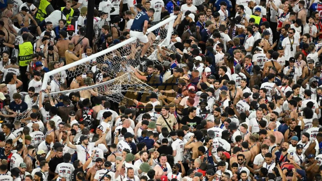 Aficionados del PSG invaden la cancha e interrumpen el festejo del título de la Champions