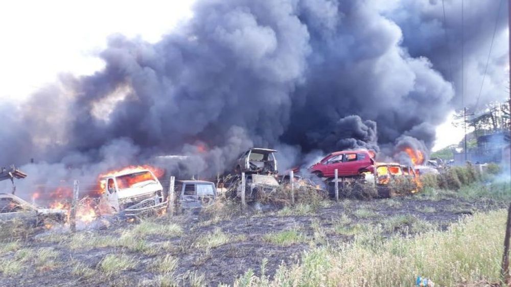 Treinta vehículos incendiados en desarmadero de Ciudad del Este