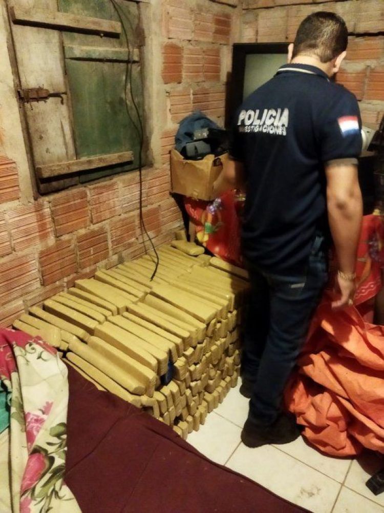 Hallan marihuana en dormitorio de una vivienda en Bella Vista Norte