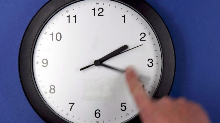 El domingo 27 se atrasa la hora