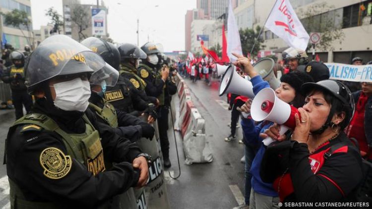 Cientos marchan contra Castillo al cumplirse un año de su gobierno en Perú