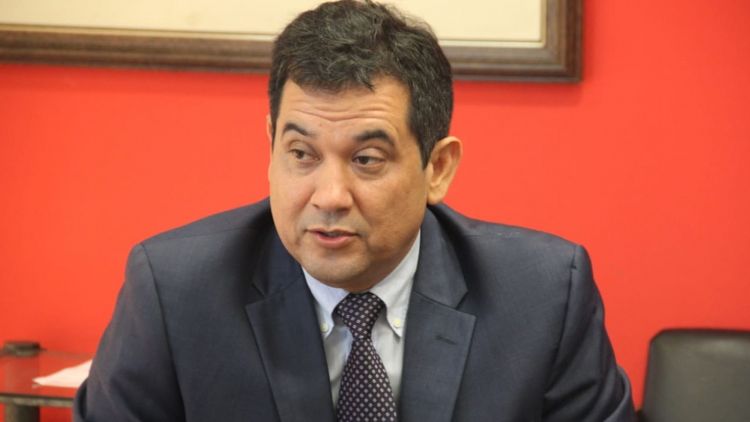Senador asegura que renuncia de Mazzoleni "es lo mejor que puede pasar ahora"