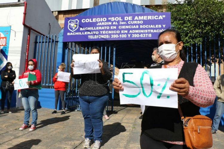Padres se manifiestan pidiendo 50% de descuento en cuotas