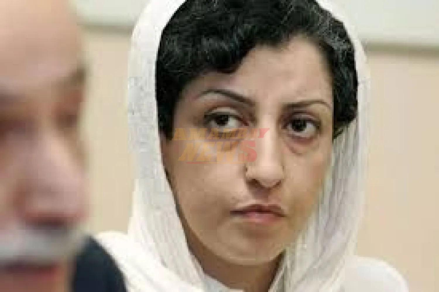 Irán arresta violentamente a Narges Mohammadi, Nobel de la Paz 2023, en ceremonia conmemorativa