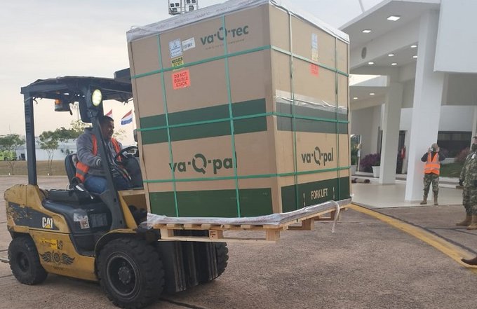 Arriban al país 500.000 dosis antiCOVID de Moderna para impulsar vacunación