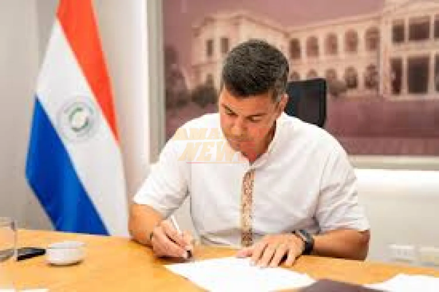 Santi firma el decreto que declara terroristas al PCC y al CV