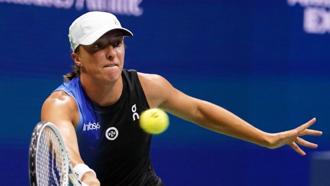 Swiatek gana a Azarenka y agranda su récord en Doha