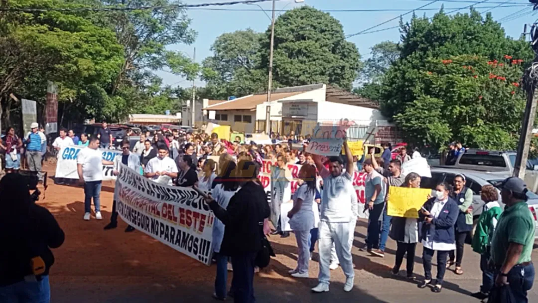 Personal de blanco se moviliza por el Gran Hospital del Este