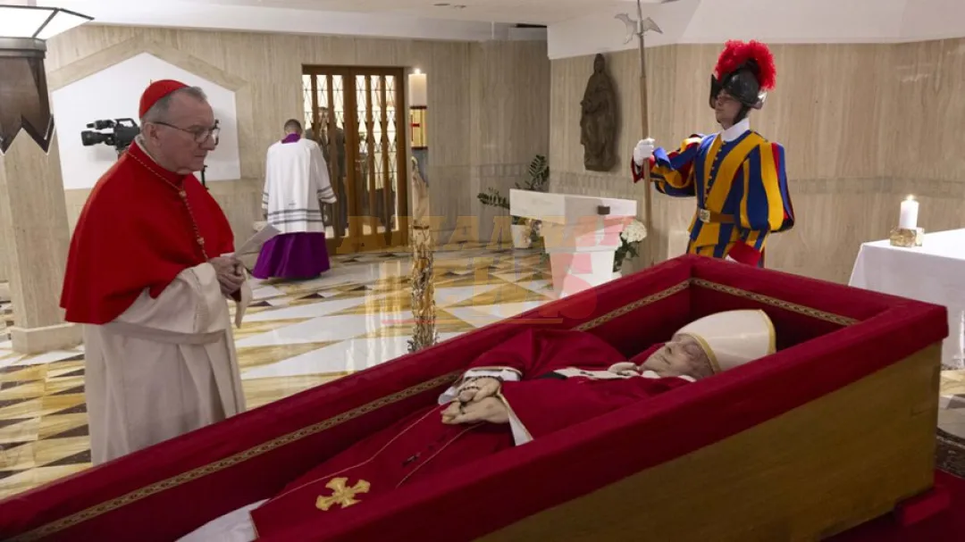 Las primeras imágenes del papa Francisco en el féretro, difundidas por el Vaticano