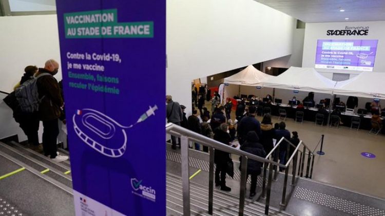 Francia: convierten en un centro de vacunación al estadio más grande del país