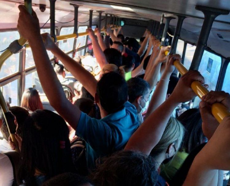 Vista gorda oficial ante transportistas que regulan y van con buses repletos