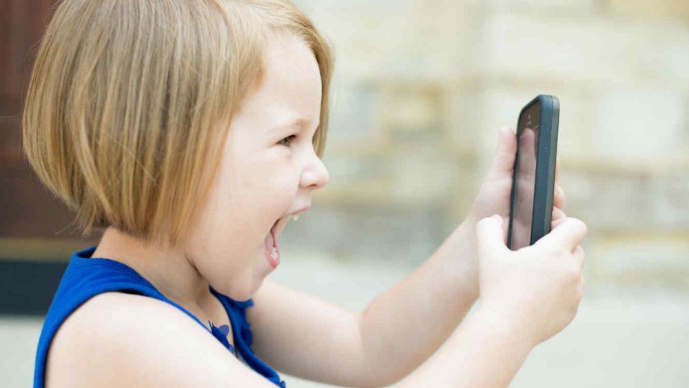 Celulares y tablets dañan la vista de los más pequeños