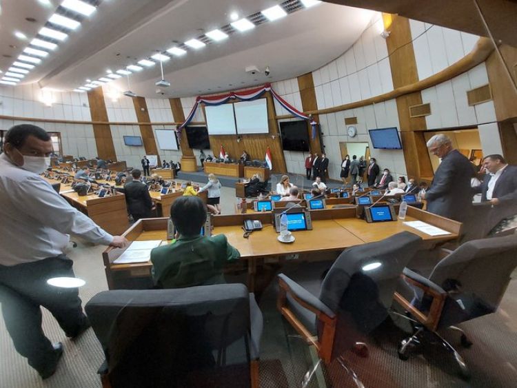 Por falta de votos, diputados archivan juicio político de Sandra Quiñonez
