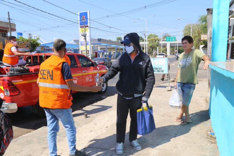 Asisten con agua potable a transeúntes de Asunción