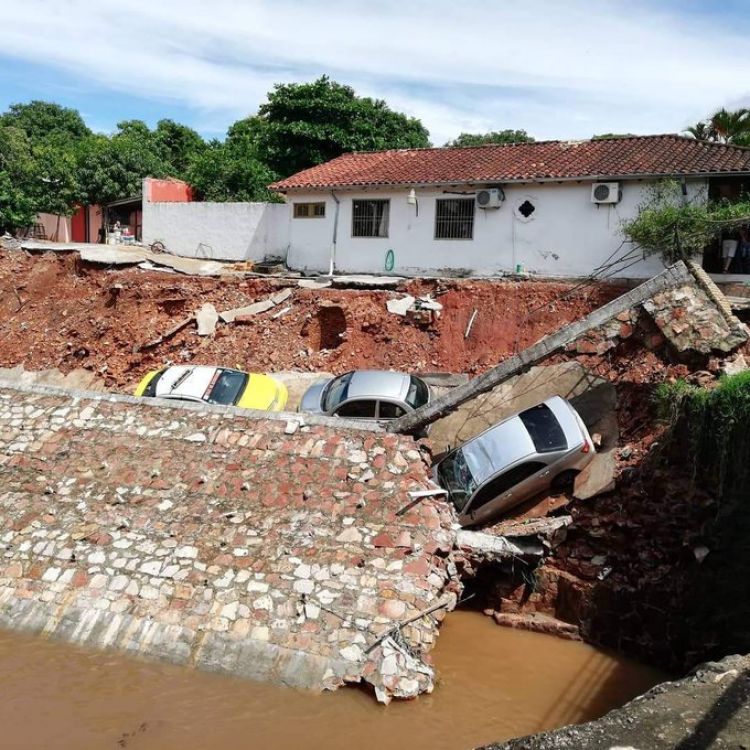 Vehículos caídos a arroyo Lambaré fueron rescatados