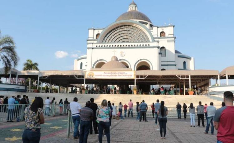 Estudian implementar carnet de vacunación como pase para acceder a festividad de Caacupé