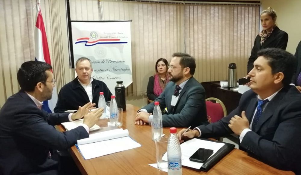 Senador recibe a oficial del programa de NNUU sobre lucha contra drogas y delitos