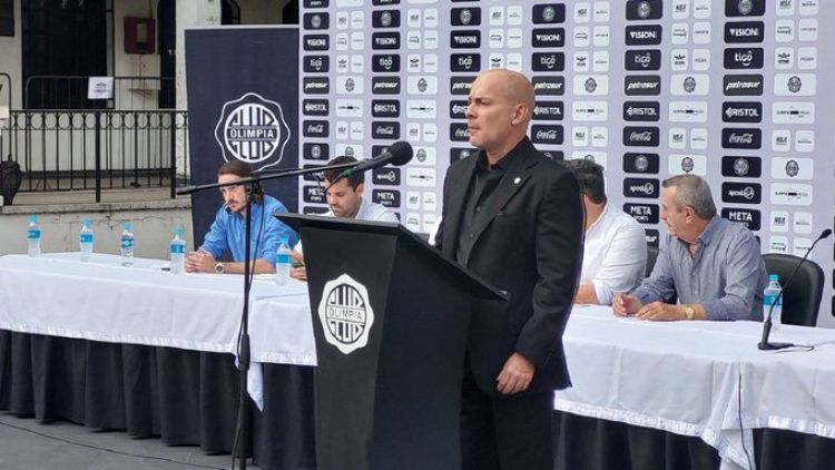 Miguel Cardona propone comisión para manejar deuda de FIFA