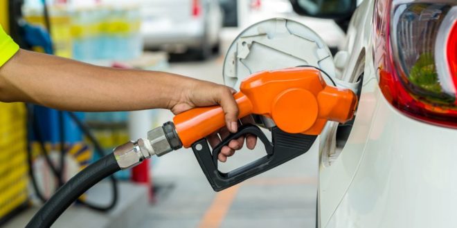 Precio del combustible podría subir a fin de mes, anuncian desde emblema privado
