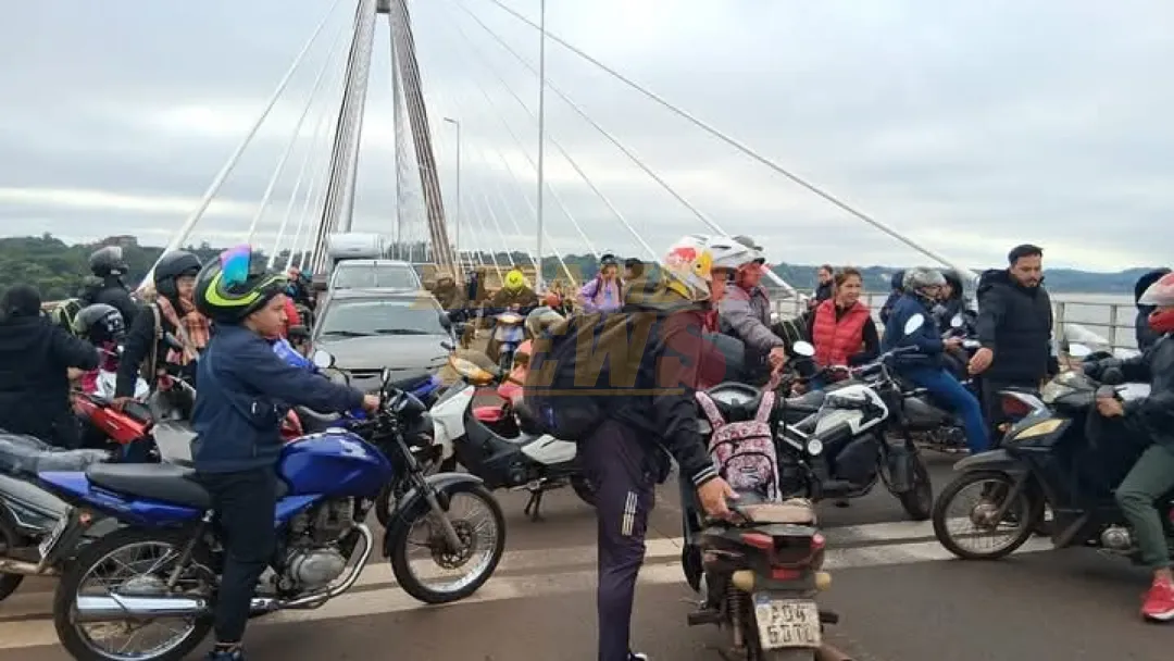 Trabajadores fronterizos cierran puente en Encarnación contra medidas migratorias de Milei