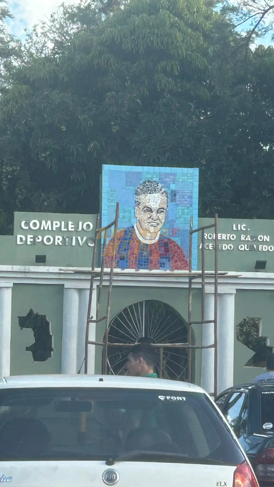 Colocan nuevo mosaico de Robert Acevedo en el complejo deportivo de Futurista